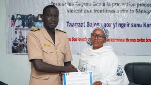 Remise attestation Gouverneur Adjoint Kédougou (1)
